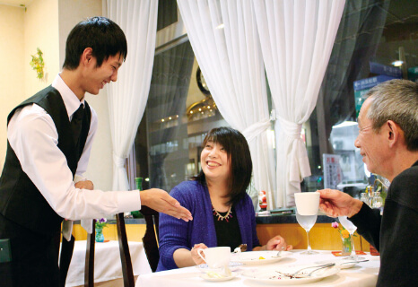 情熱にあふれた学生によるレストラン運営。